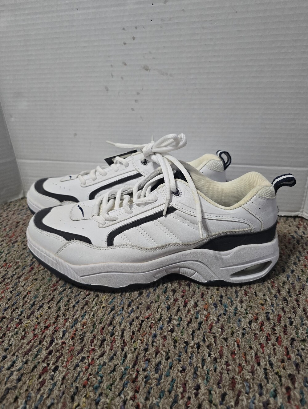 L.A. Gear Inc. Men's 10.5 White Navy Blue Sneakers NWT 2008 #LI-038B Lace Up